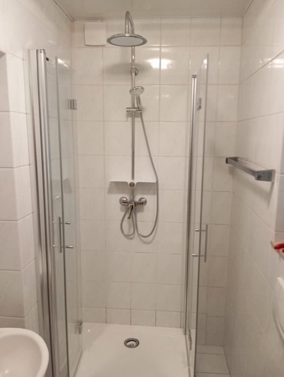 Gäste-WC mit Dusche